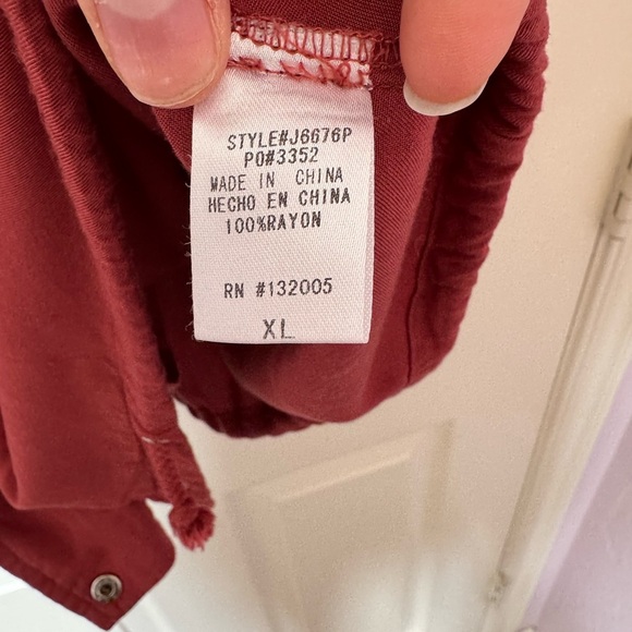 Entro Red Sleeveless Vest with Stand-Up Collar - Picture 6 of 6